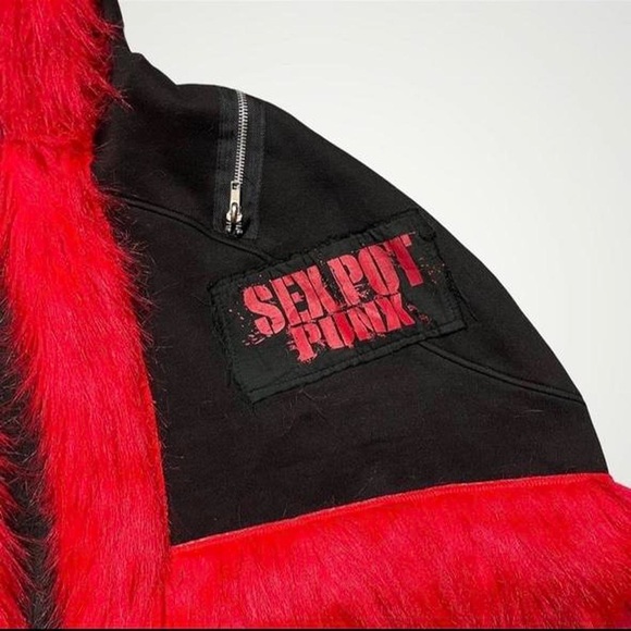 Sex Pot Revenge cape - Picture 4 of 5